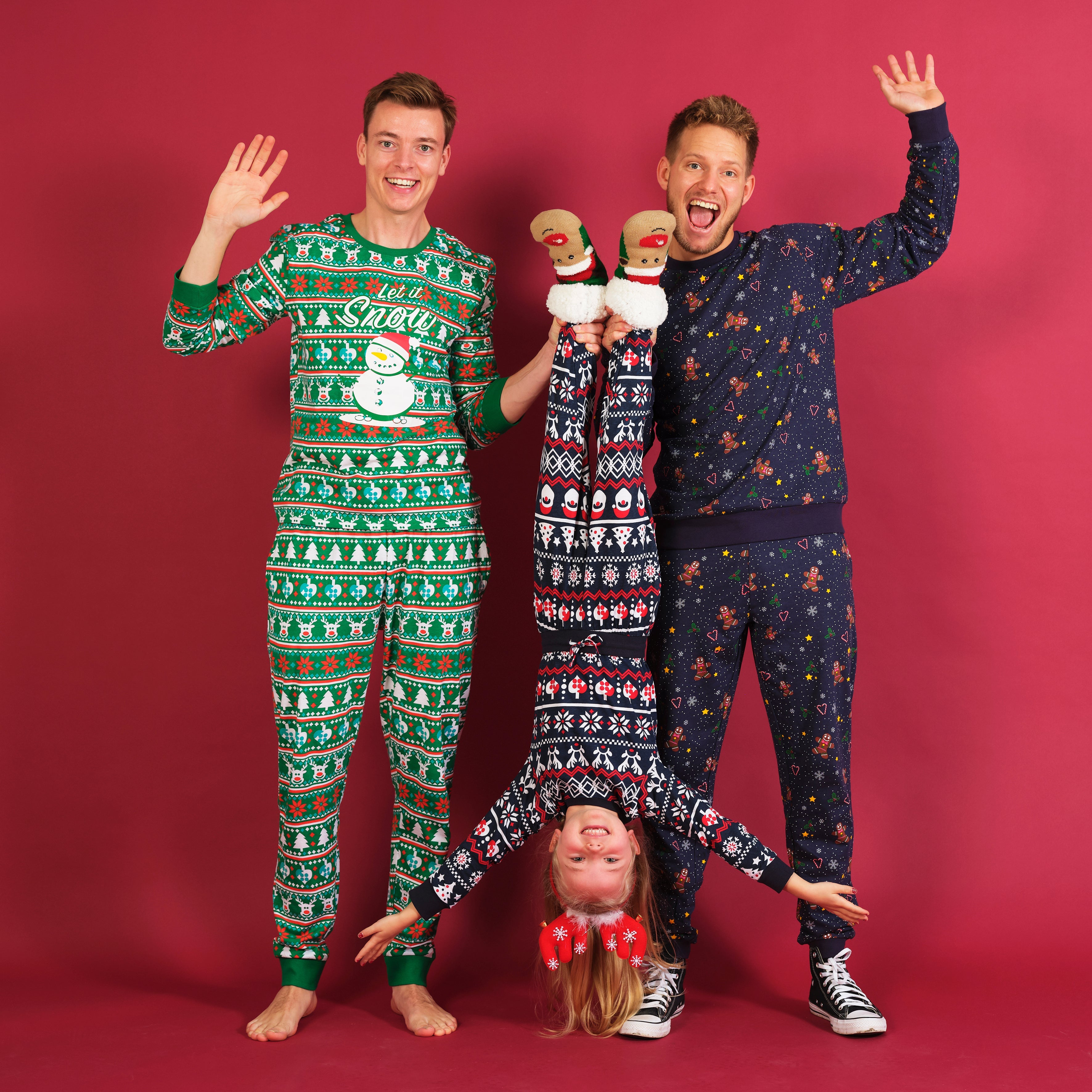 En familj med varsin jultröja.